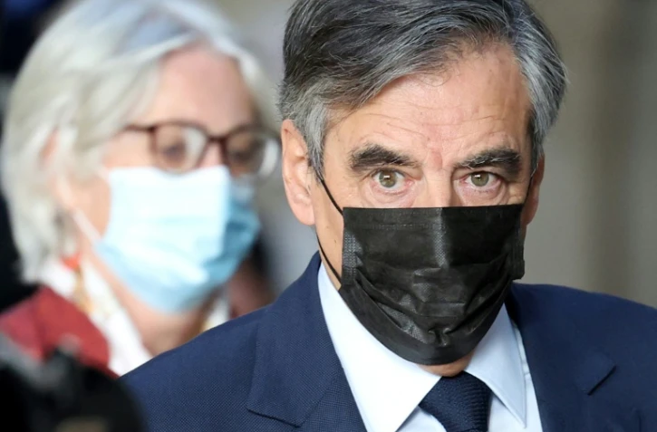 L'ex-Premier ministre François Fillon (d) et son épouse Penelope Fillon arrivent au palais de justice de Paris pour leur procès en appel, le 22 novembre 2021
