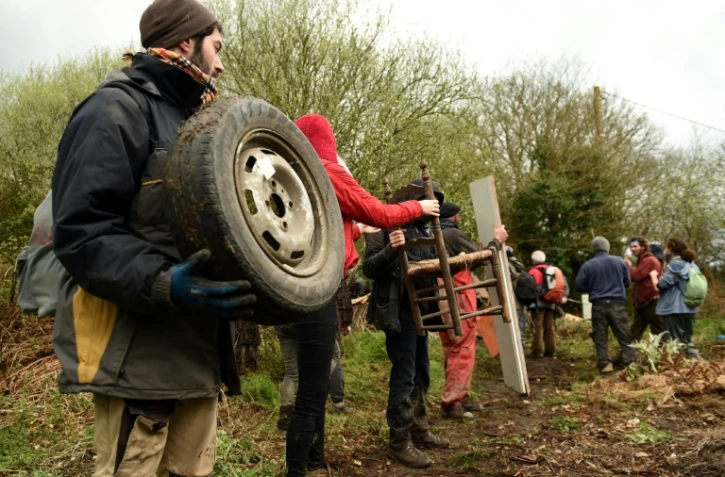Des zadistes acheminent de quoi fabriquer une barricade sur le site de Notre-Dame-des-Landes, le 9 avril 2018