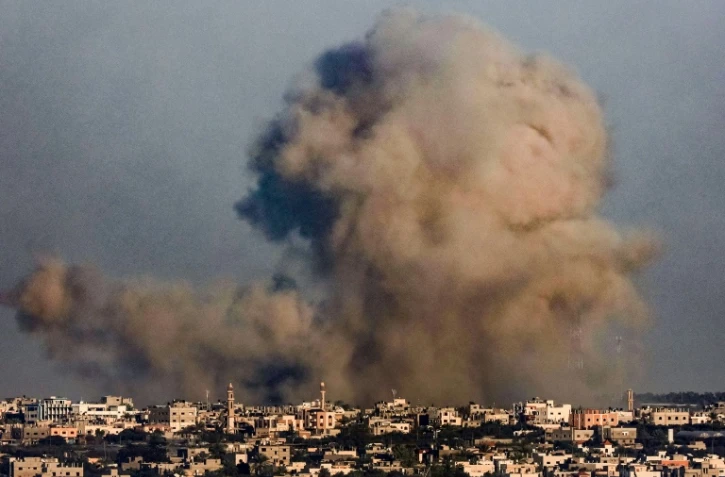 Des panaches de fumée s'élèvent dans le ciel de Khan Yunès, dans le sud de la bande de Gaza, après un bombardement israélien le 26 décembre 2023