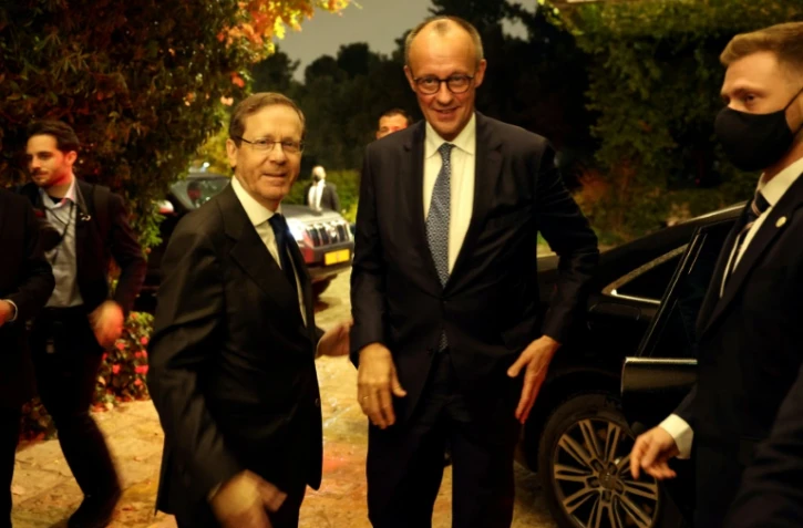 Le chancelier allemand Friedrich Merz (C-D)reçu pour un entretien par le président israélien Isaac Herzog (C-D) à Jérusalem, le 6 décembre 2025