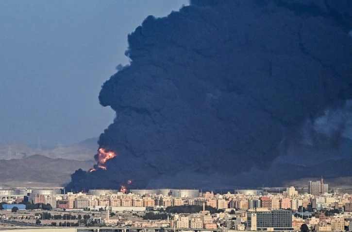 Un énorme nuage de fumée se dégage d'un site pétrolier à la suite d'une attaque des rebelles yéménites Houthis, le 25 mars 2022 à Jeddah, en Arabie saoudite