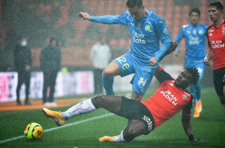 L'attaquant de Marseille Florian Thauvin taclé par le défenseur de Lorient Andreaw Gravillon, le 24 octobre 2020 à Lorient  