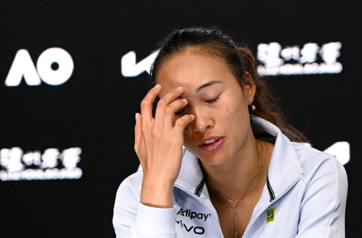 Cette photo diffusée par Tennis Australia le 15 janvier 2025 montre la Chinoise Zheng Qinwen s'exprimant lors d'une conférence de presse après sa défaite en simple contre l'Allemande Laura Siegemund à l'Open d'Australie de tennis, à Melbourne