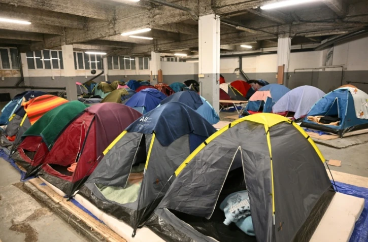 Des tentes de sans-abri dans un parking à Paris, près de l'Arc de Triomphe, le 1er mars 2023