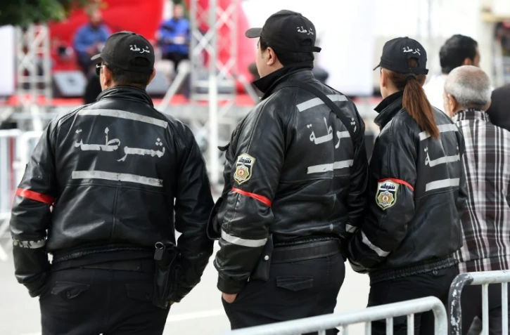 Des policiers tunisiens surveillent une manifestations à Tunis, le 18 janvier 2016