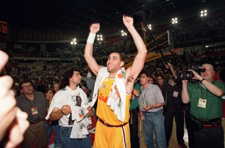Richard Dacoury exulte après la victoire de Limoges en finale de la Coupe d'Europe de basket contre Trévise, le 15 avril 1993 au Pirée