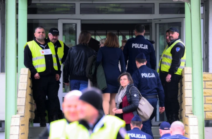 Des policiers à l'entrée du bâtiment du lycée russe à Varsovie, le 29 avril 2023
