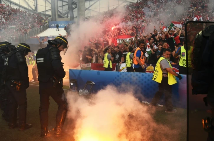 Des supporters jettent des fumigènes sur la pelouse du Stade Vélodrome lors du match Islande-Hongrie à l'Euro, le 18 juin 2016