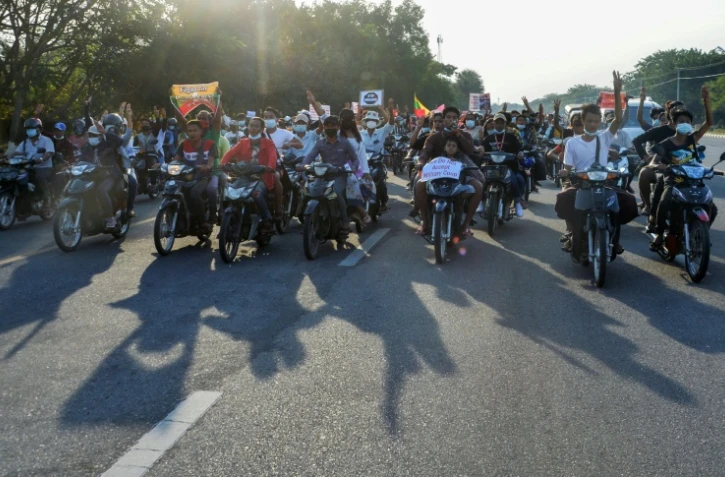 Manifestants contre le coup d'Etat en Birmanie à Naypyidaw, le 12 février 2021