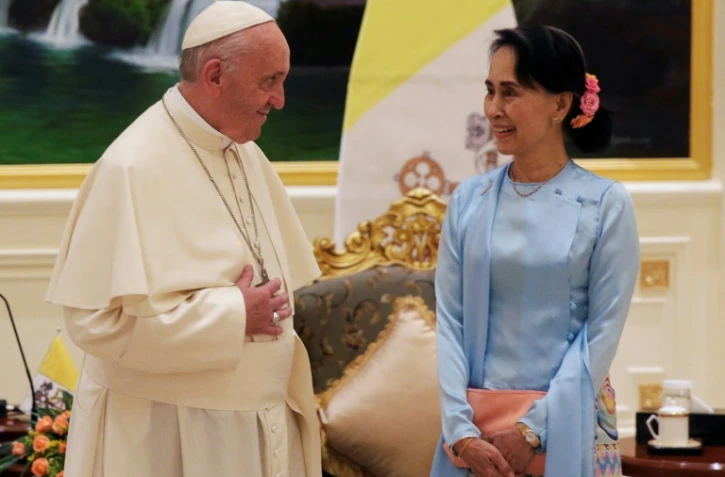 Le pape François (g) et la dirigeante birmane Aung San Suu Kyi (d), le 28 novembre 2017 à Naypyidaw en Birmanie