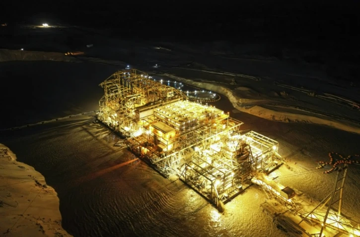 Vue aérienne de l'usine flottante et des installations de Eramet Grande côte (EGC), filiale du groupe minier français Eramet, exploitant une concession le sable minéralisé du désert de Lompoul, dans le nord du Sénégal, le 11 février 2025