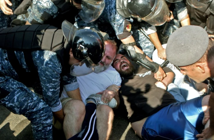 Les forces de sécurité tentent de dégager des manifestants antigouvernementaux bloquant une route dans le centre de Beyrouth le 31 octobre 2019
