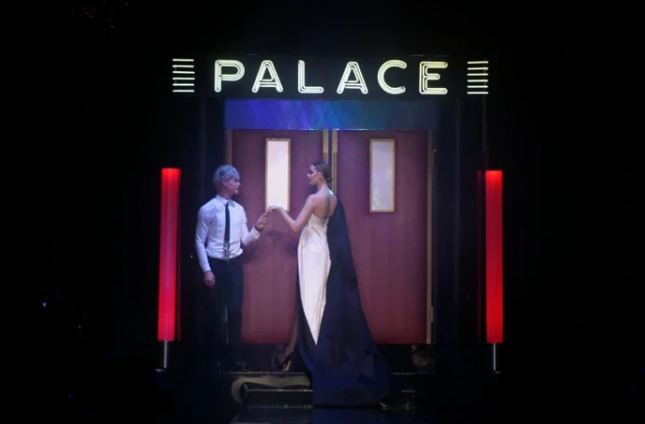 Deux modèles présentent des créations de Jean-Paul Gaultier pour la collection Haute couture printemps/été 2016, le 27 janvier 2016 à Paris