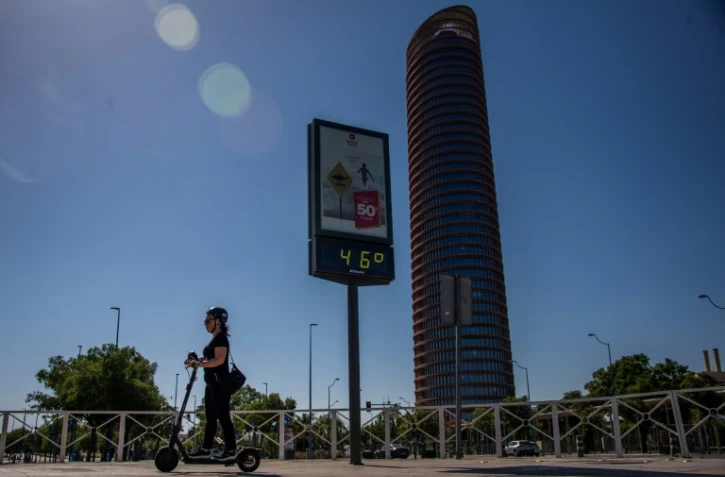 Un thermomètre indique une température de 46°C dans une rue de Séville, en Espagne, le 23 juillet 2024