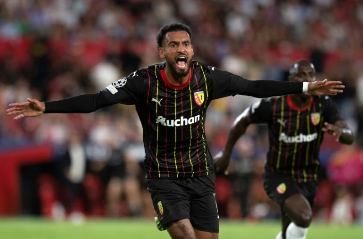 Le milieu de Lens Angelo Fulgini égalise sur coup franc sur le terrain du Séville FC, le 20 septembre 2023