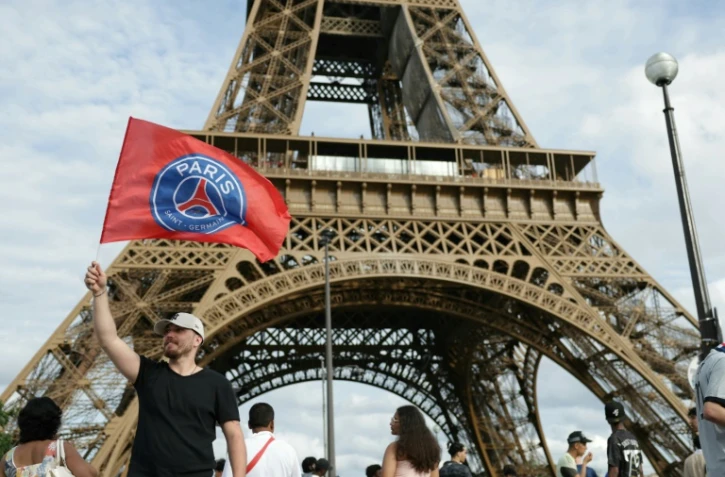 Un supporter du PSG devant la tour Eiffel, le 31 mai 2026 à Paris