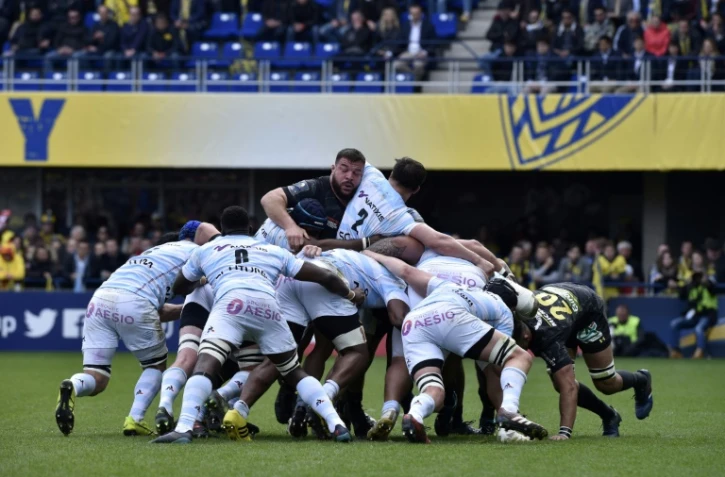 Mêlée entre Racing 92 (blanc) et Clermont en quarts de finale de Coupe d'Europe au stade Michelin, le 1er avril 2018