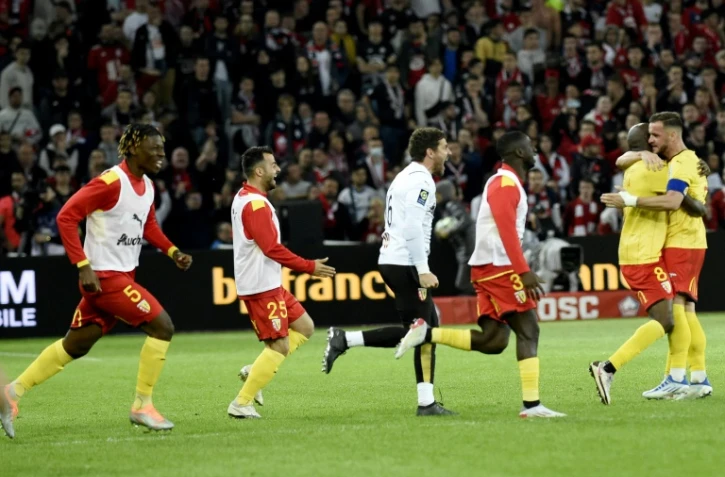 La joie des Lensois, après avoir remporté le derby, 2-1 face à Lille, lors de la 32e journée de Ligue 1, le 16 avril 2022 au Stade Pierre-Mauroy à Villeneuve-d'Ascq