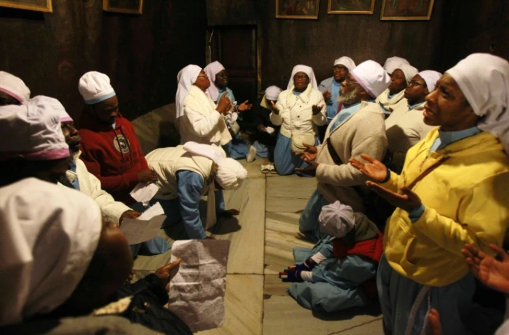 Des Nigérians prient dans l'église de la Nativité, à Bethléem, le 24 décembre 2015