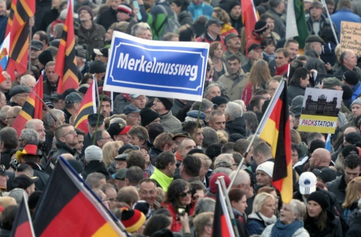 Manifestation à l'appel du mouvement islamophobe  Pegida avec une banderole avec l'inscription "Merkel doit partir", le 19 octobre 2015 à Dresde