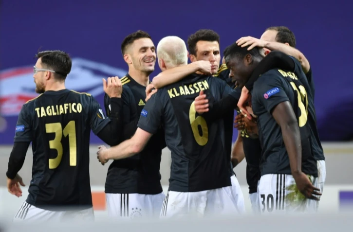 L'attaquant de l'Ajax Amsterdam, Brian Brobbey (d), est félicité par ses coéquipiers après son but marqué contre Lille, lors de leur 16e de finale aller de la Ligue Europa, le 18 février 2021 à Villeneuve-d'Ascq