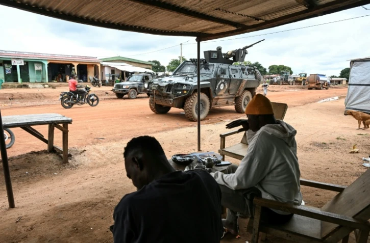 Des soldats ivoiriens en patrouille à Tougbo,  près de la frontière avec le Burkina Faso, le 9 octobre 2025 en Côte d'Ivoire