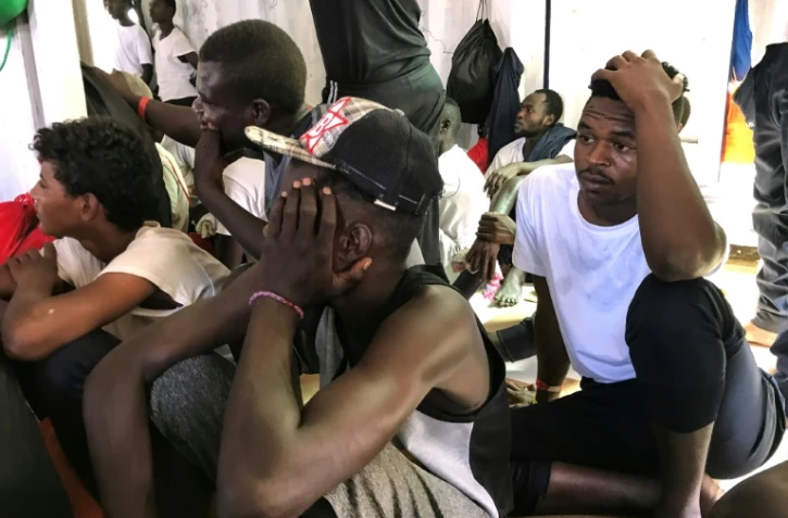 Des migrants secourus par le navire Ocean Viking en Méditerranée attendent à bord, le 21 août 2019