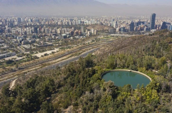 Vue aérienne d'un réservoir d'eau qui alimente la ville de Santiago du Chili, le 14 avril 2022