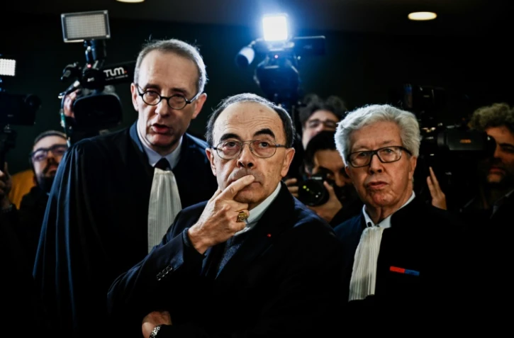 Le cardinal Philippe Barbarin, entouré de ses avocats, à son arrivée au tribunal de Lyon, le 7 janvier 2019