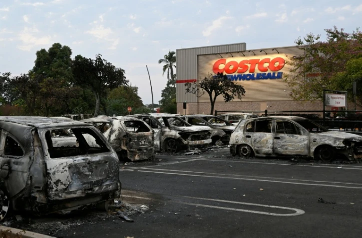 Des véhicules calcinés sur le parking d'un magasin Costco à Puerto Vallarta, dans l'Etat de Jalisco, au Mexique, le 23 février 2026