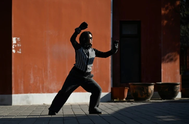 Une femme pratique le tai-chi dans un parc à Pékin, le 21 décembre 2020