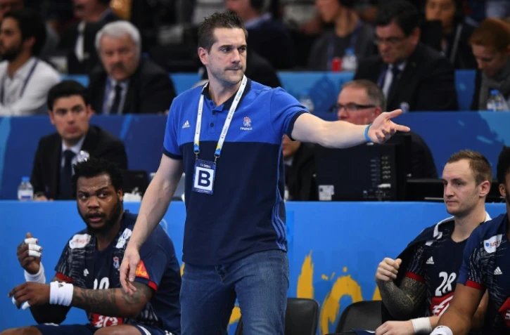 Guillaume Gille, alors entraîneur adjoint de l'équipe de France de hanball, donne des insructions lors du match contre la Slovénie au Mondial, le 26 janvier 2017 à Paris
