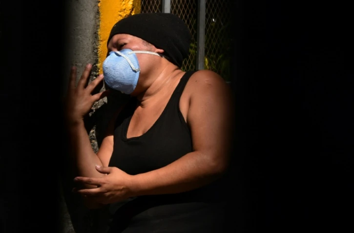 Une femme pleure un proche décédé du Covid-19 à l'hôpital de Tegucigalpa, Honduras, le 19 juin 2020