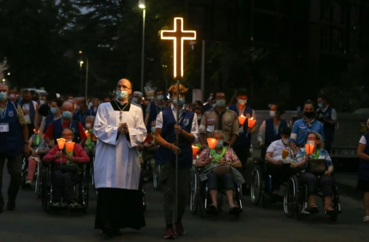 Quelque 9.300 personnes ont participé samedi soir 14 août 2021 à la traditionnelle procession mariale aux flambeaux sur l'esplanade du sanctuaire de Lourdes, où les fidèles ont récité plusieurs "Je vous salue Marie" en levant leurs flambeaux vers le ciel