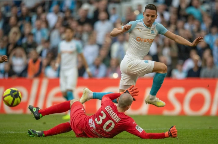 L'attaquant de Marseille Florian Thauvin (d) lors de la victoire à domicile sur Nîmes 2-1 en 32e journée de L1 le 13 avril 2019