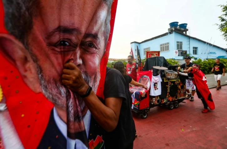 Des partisans du candidat Lula à la présidentielle brésilienne à Salvador, dans le quartier de Ribeira, au Brésil, le 6 août 2022