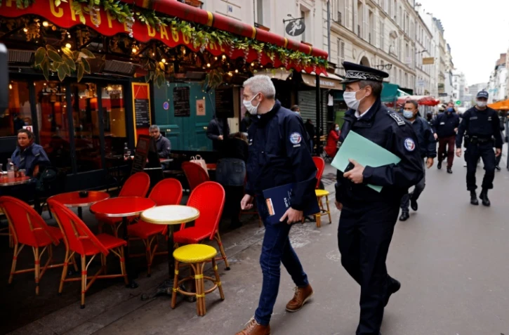 Des policiers patrouillant pour faire respecter les mesures sanitaires dans une rue de restaurants à Paris le 6 octobre 2020