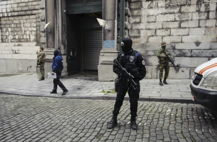 Des policiers et des militaires belges devant le palais de justice de Bruxelles le 20 novembre 2015