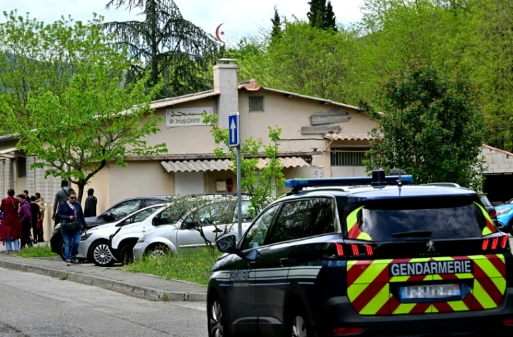 Un véhicule de la gendarmerie en patrouille près de la mosquée de la Grand-Combe, le 27 avril 2025 dans le Gard