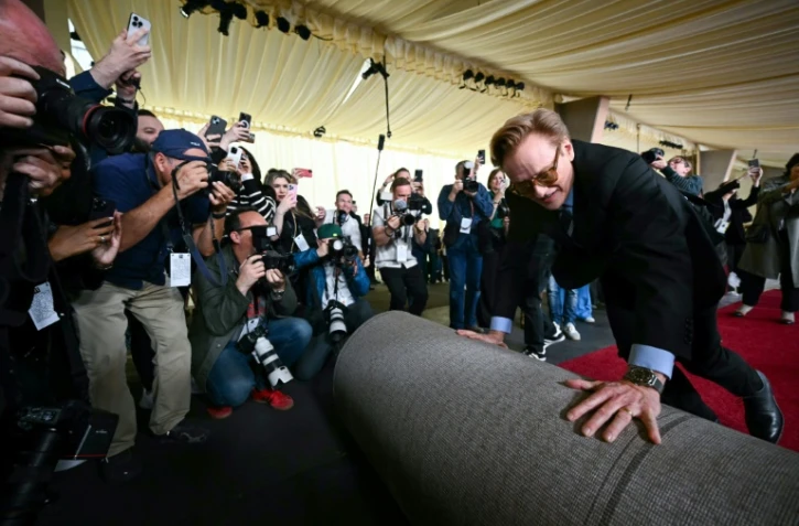 L'humoriste Conan O'Brien déroule le tapis rouge pour la 97e cérémonie des Oscars à Hollywood, le 26 février 2025 en Californie