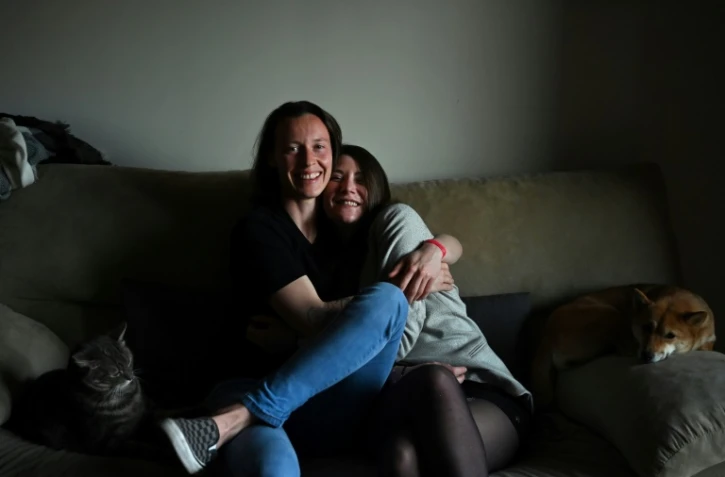 La gardienne de but de l'équipe de France de football, Pauline Peyraud-Magnin (g) et sa compagne, Camille Nell, lors d'un entretien avec l'AFP, le 27 février 2021 dans leur appartement à Madrid