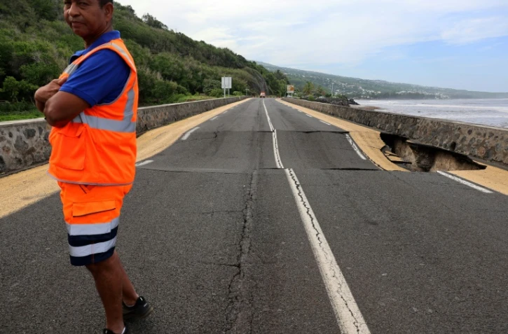 Une route endommagée par le passage du cyclone Garance à Saint-Leu, sur l'île de La Réunion, le 1er mars 2025