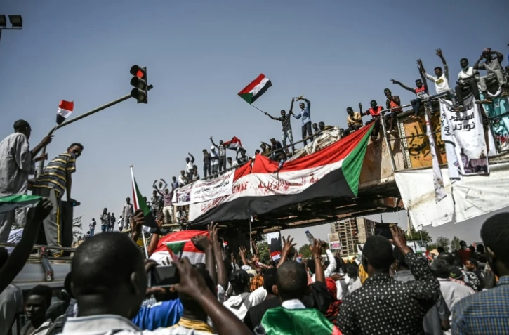 Des manifestants soudanais autour du QG de l'armée, à Khartoum, le 17 avril 2019
