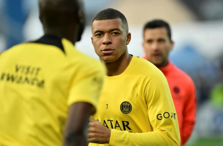 L'attaquant français du Paris Saint-Germain, Kylian Mbappé, s'échauffe avant le match de L1 contre l'AJ Auxerre, à Auxerre, le 21 mai 2023