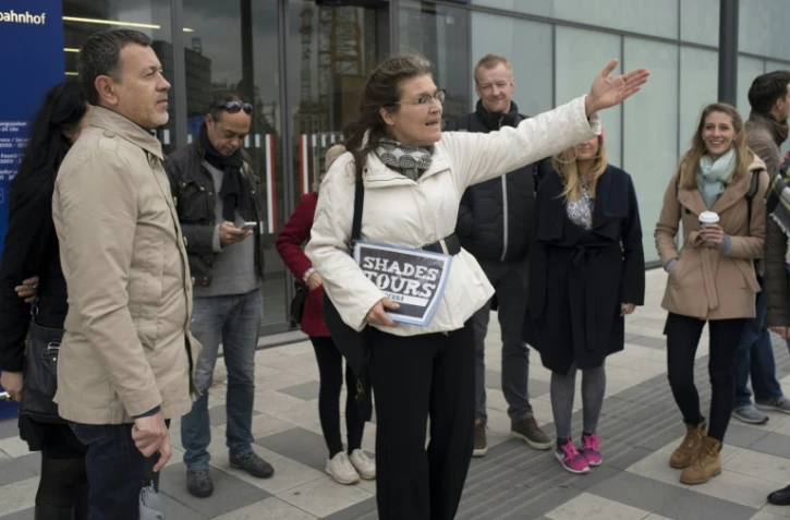 Barbara, une guide SDF de Vienne guide les touristes près de la gare lors d'un "Shades Tours" destiné à faire de le tour des installations pour sans-abris le 30 octobre 2016