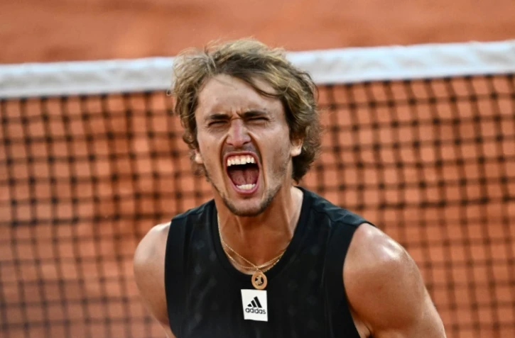 La joie de l'Allemand Alexander Zverev, après avoir battu l'Espagnol Carlos Alcaraz, 6-4, 6-4, 4-6, 7-6 (9/7), en quart de finale du tournoi de Roland-Garros, le 31 mai 2022