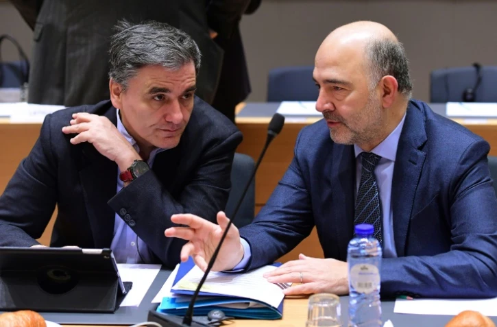 Le ministre grec des Finances Euclid Tsakalotos (g) et le commissaire européen à l'Economie Pierre Moscovici, le 27 janvier 2017 à Bruxelles