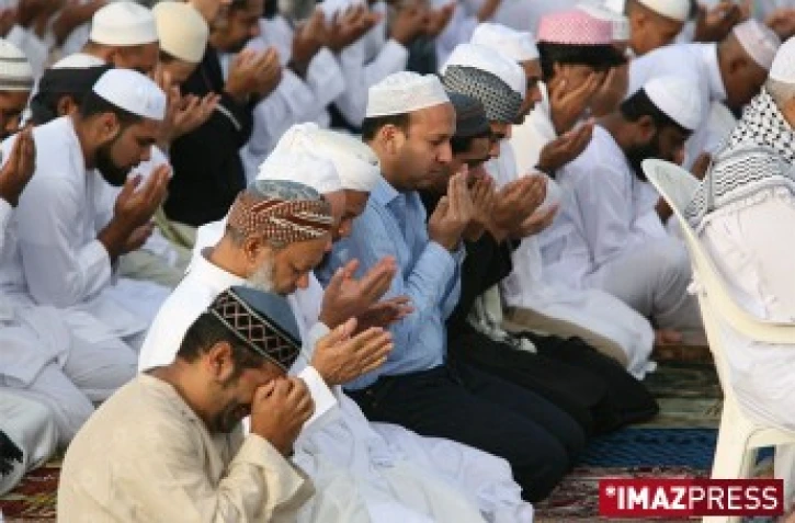 Mercredi 1 Octobre 2008

Saint-Denis - La prière de l'Aid el filtr a réuni des centaines de Musulmans au vélodrome pour célébrer la fin du ramadan