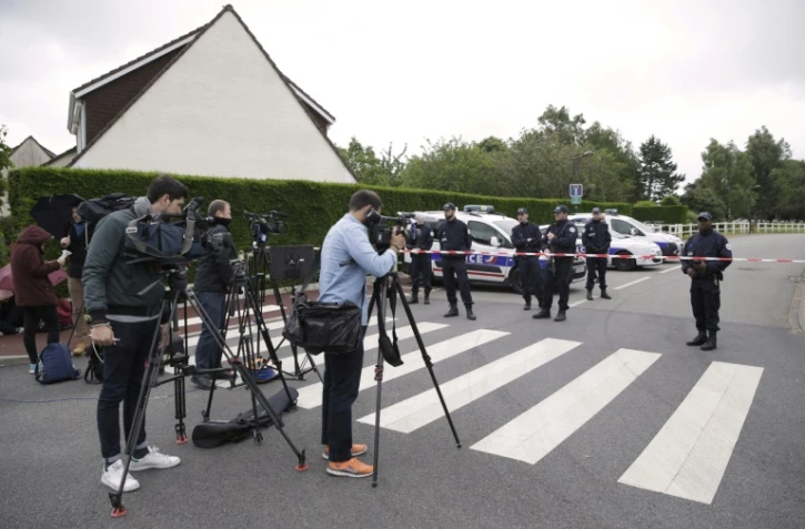Journalistes et policiers le 14 juin 2016 à Magnanville