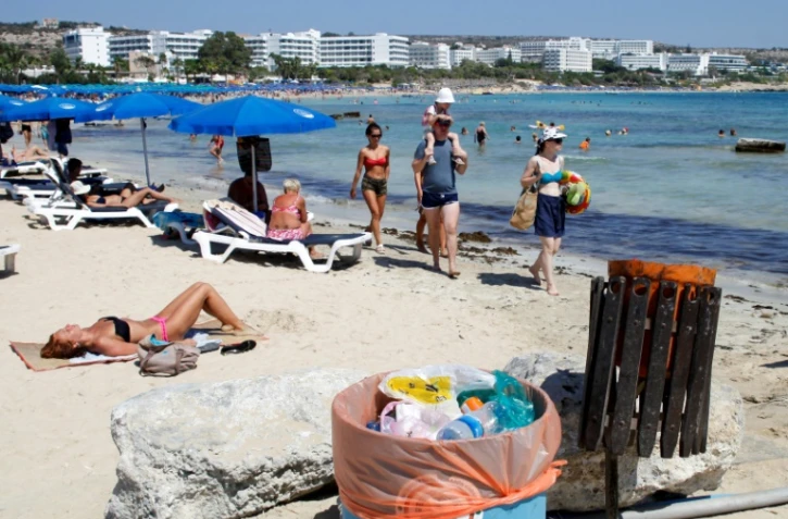 Des poubelles sur une plage de la station balnéaire d'Ayia Napa, à Chypre, le 7 septembre 2017